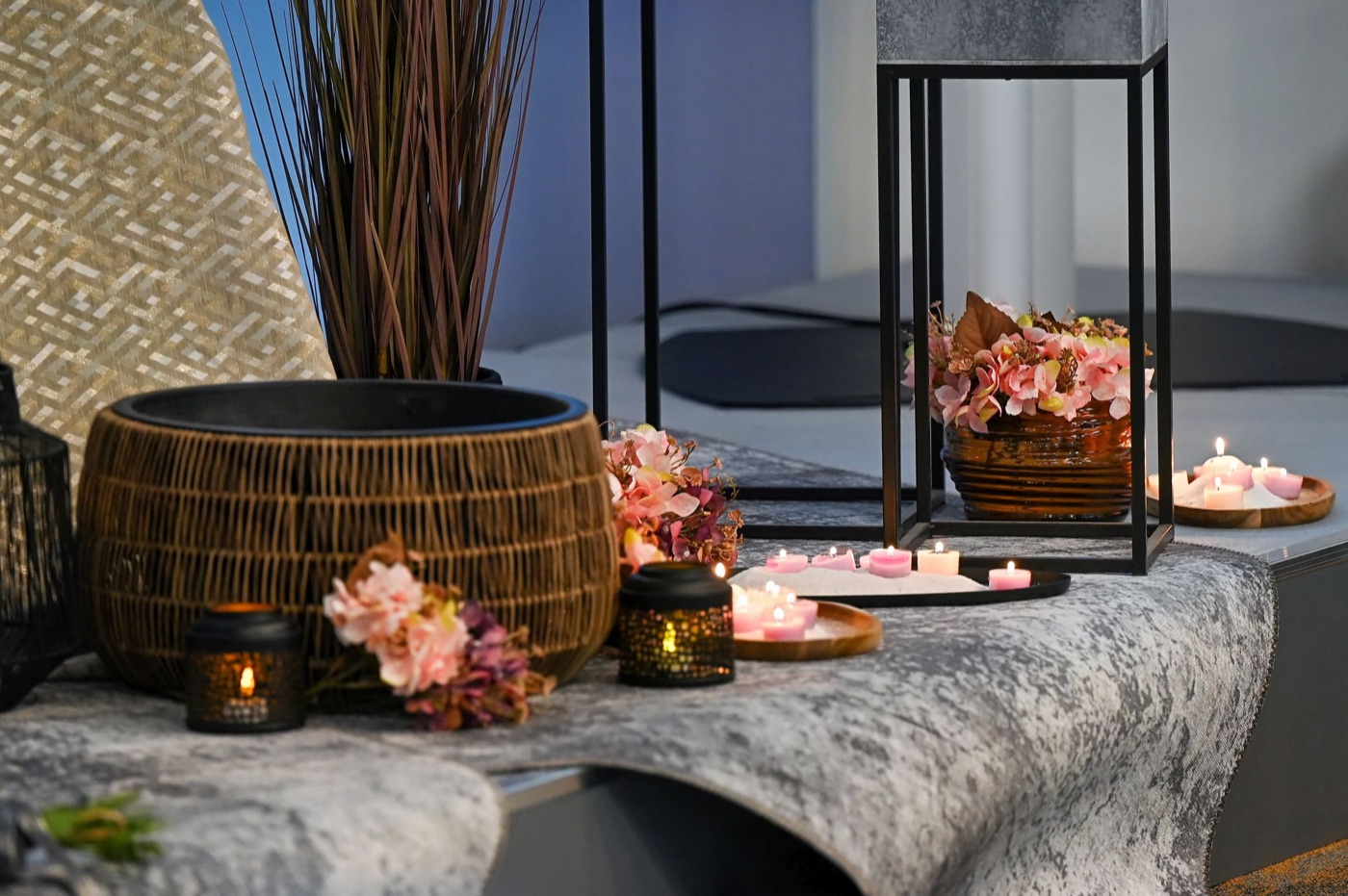Kerzen, Blumen und textile Details einer Lebensfeier